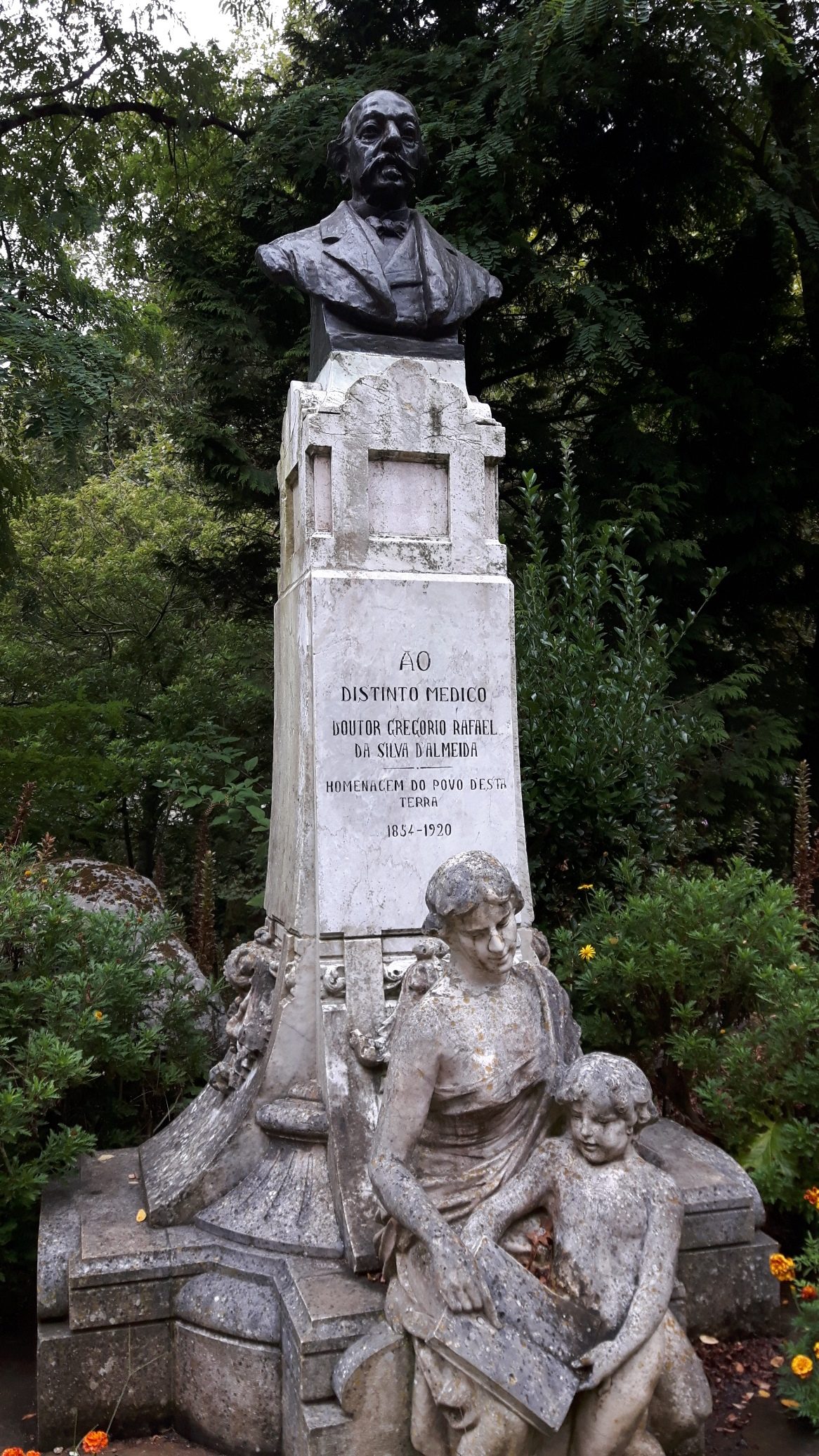 Gregorio Rafael da Silva d'Almeida's monument, Sintra - 02.jpg